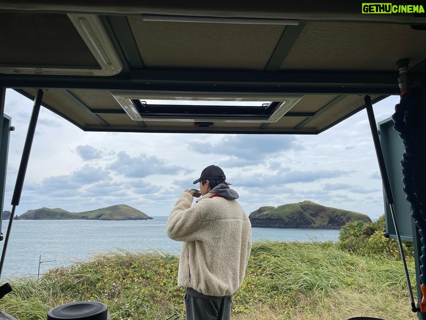 Park Eun-seok - 124.7K Likes - 그동안 "어디세요 은석씨"를 시청해주셔서 감사합니다. 힘든 촬영을 함께해준 덤덤스튜디오스에게도 매우 감사합니다. 다음에 더 재미있는 프로젝트로 찾아뵙겠습니다.
*본 내용은 기사화를 원하지 않습니다*
.
.
.
#어디세요은석씨 #덤덤스튜디오 #제주도 #여행 #실버스톤스튜디오스