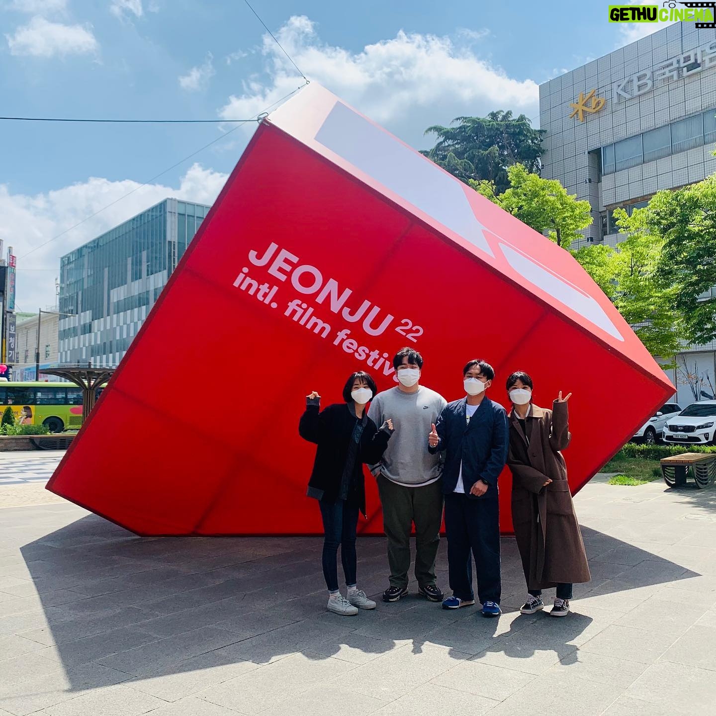 Park Han-sol - 1.3K Likes - 사랑하는 오토바이와햄버거팀이 전주에서 대상과 왓챠상을 수상했습니다. 우리 모두의 사랑으로 만들어진 영화! 모두들 고생하셨고 사랑해요❤️❤❤️️❤️ #오토바이와햄버거 #전주국제영화제