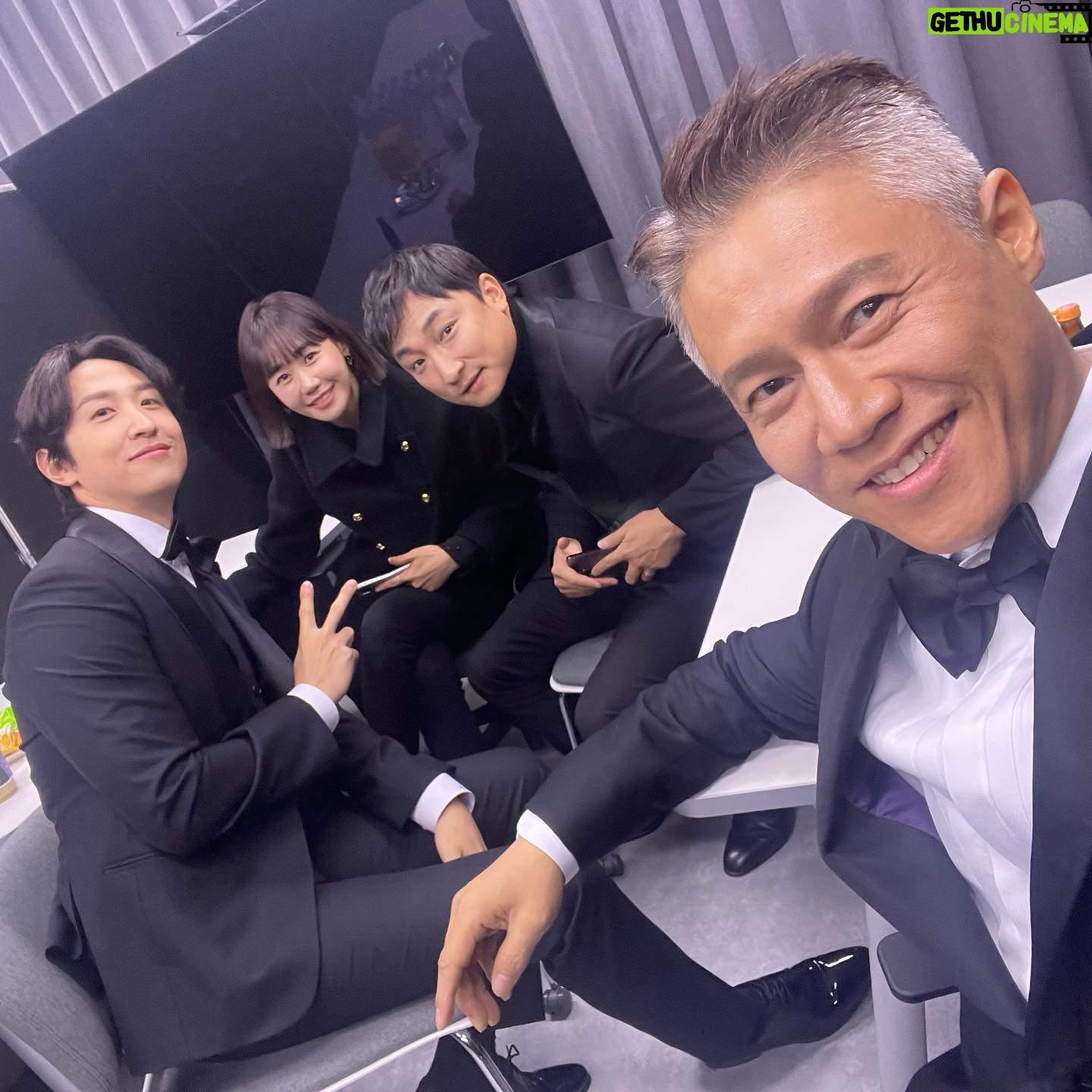 Park Ho-san - 3.6K Likes - 오늘은 #sbs연기대상 출동했습니다
게다가 편집부가 거진 다 왔다구~~♥️
든든한 동지들, 수상 여부와 관계없이 오늘은 이미 너무 기쁩니다 🥰
#오늘의웹툰 #강래연 #양현민 #안태환
그리고 #박호산 ㅎㅎㅎ