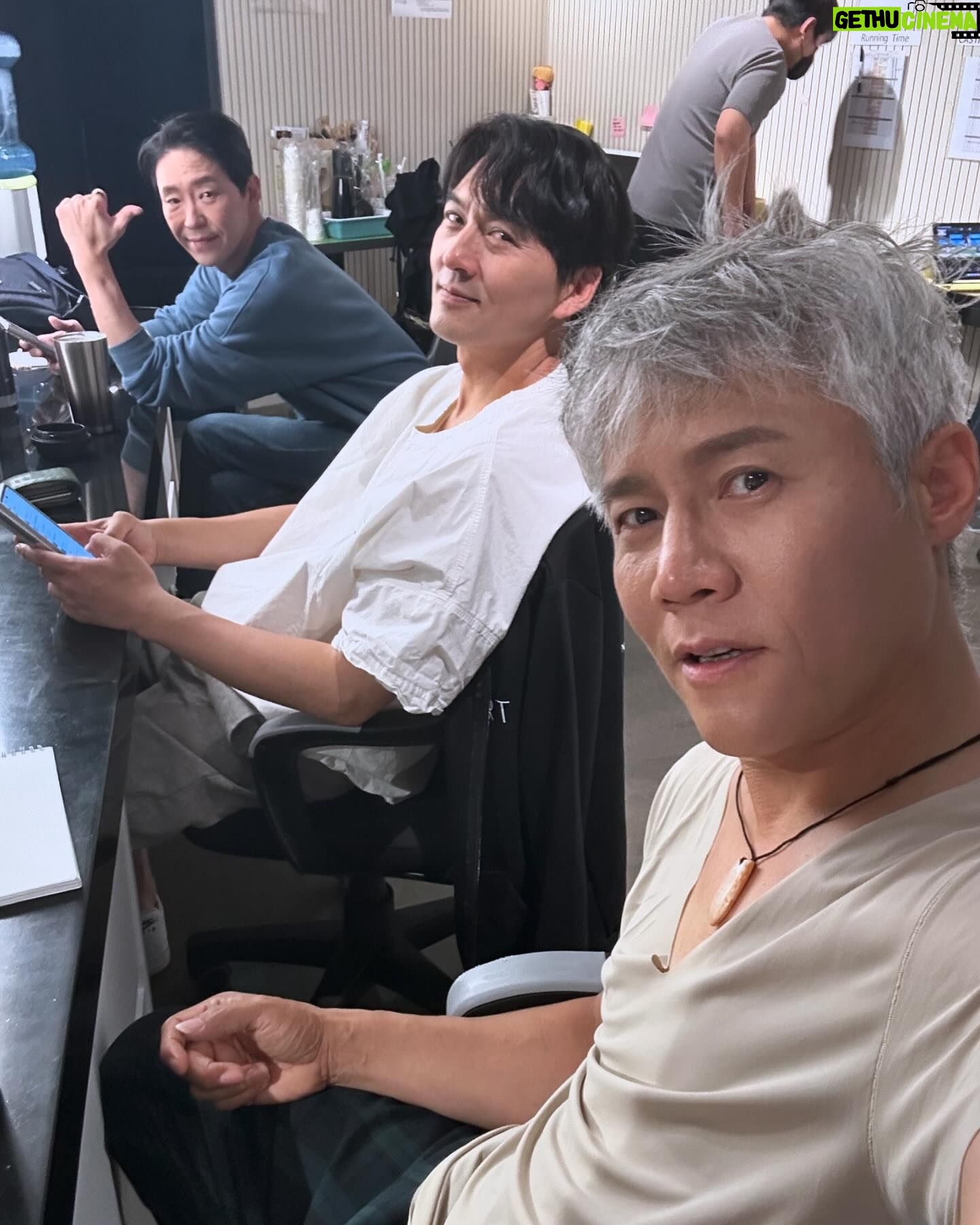 Park Ho-san - 12K Likes - #연극 #아트 #연극아트 주말공연,
첨으로 하루 2회 하는날
낮공이 끝났는데 두 노장들은 집에 가지 않고 같이 놀아주었다
이 츤데레님들아 🥰👍♥️😭
#엄기준 #이필모 #박호산
#링크아트센터