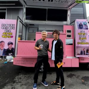Park Ho-san Instagram - #오늘의웹툰 우리 편집부 막내 #온마음
#김세정💕 배우가 
지금 촬영중인 #해피엔드 팀앞으로 커피차를 😭
세정아, 정말이지… 넘 고마워..
요즘 싱글앨범 내고, 드라마 촬영에 콘서트에…
무쟈게 바쁠텐데, 이쁜사람이 마음까지 이리 세심하고 배려심 깊고 그러면… 감동받잖아 ㅠㅠㅋ
매번 받기만 하는거 같아 많이 반성이 된다
벌로다가 #조수원 감독님이랑 사진과 똑같은 표정과 포즈를 취하는 답사진을 찍어보았어 -_-ㅋ
(감독님 쑥스러 하시더니 나보다 리얼한거 봐바 ㅋㅋㅋ)
사진은 저래도 감독님 지금 기분 무지 좋은거다 ㅋㅋㅋ
너무 고맙고 고마운 이 원수(?)를 모아모아모아서 꼭 갚으마 ♥️
넘 고마워… 정말 🥰