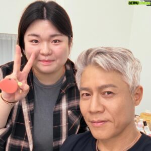 Park Ho-san Instagram - 간만에 인간이 되었다 ㅋ
요즘은 영화에서 노역이라 영 늙수구레 하다가
간만에 디른 촬영한다고 메이크업 하니 사람이 바뀌네 ㅎ
항상가는 내 샵이지만 새삼 고마워

#롤링제이 #헤어는재황 #메이크업은연지