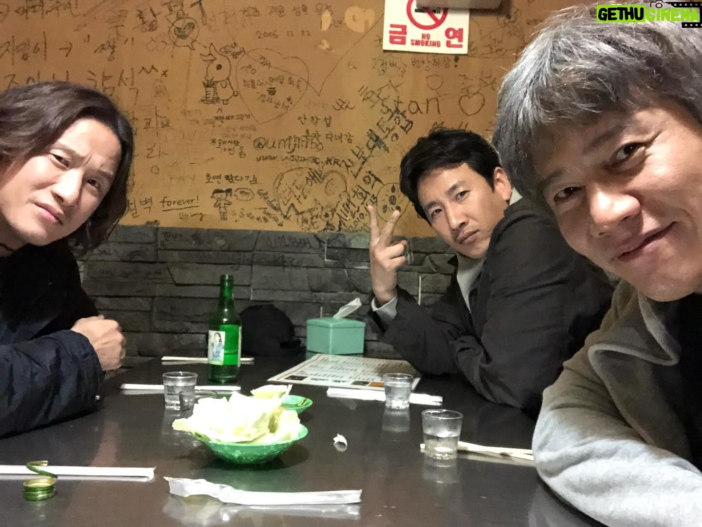 Park Ho-san - 123.9K Likes - 믿기지도 않고 믿고 싶지도 않지만
부고장을 받고서야 그제서야…
나에겐 선균이 보단 동훈이였던 선균아 동훈아
내 동생아
니가 무얼 했던 난 정말 널 믿어
얼마나 괴로웠을까
얼마나 힘들었으면…
식장에 가봐야 하는데, 좀 무섭다 …
어쨌던 가볼거야 오늘
이따가 말 못하더라도 이 말 가지고 가
난, 널 아는 우리 모두는, 정말로 정말로 널 믿어
이왕에 누웠으니
편하게, 이제 두다리 쭉 뻗고, 상심 모두 지우고 날리고
편하게 자렴, 편하게 쉬렴
따뜻했던 동생아 ♥️
