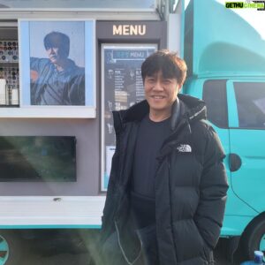 Park Ho-san Instagram - 우리 #세정이 #김세정 이가요
이렇게 이뿐짓만 골라서 해요 ㅠㅠ
너무 고맙다 세정아
날추운날 따뜻하게들 촬영 할 수 있겠어 
🥰👍♥️

#홧팅이절로 #오늘의웹툰 #편집부 #의리녀