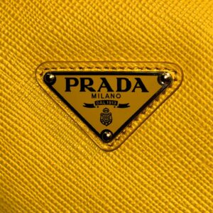 Park Jae-chan Instagram - @prada

눈에 띄는 프라다 심볼 트라이앵글 쉐입으로 디자인 된 프라다 트라이앵글 벨트백💛

#광고 #PradaTriangle