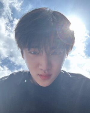 Park Jae-chan Instagram - 작품명: 너무 더워서 화가난 밀양 박씨.