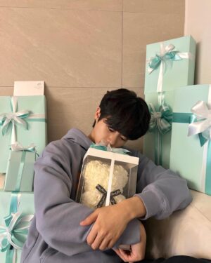 Park Ji-bin Instagram - #내생일 #0314 #고마워요 🖤