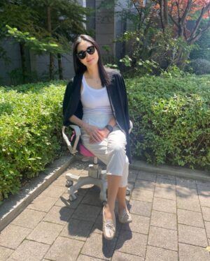 Park Jin-hee Instagram - 첫째아이가 아파트 분리수거장에서
의자를 발견하고 본인이 쓰면 좋겠다고 하는거에요! 버리면 쓰레기지만, 다시 쓸 수 있는 멀쩡한 의자인데~ 가져가자고 하더라구요. 

이런 기특한 생각을 하다니!!!🌸💗💕

오는 길에 너무 맘이 신이나고 좋아서 뜬금없이 엄마가 인증샷도 찍고 ㅋㅋㅋㅋㅋㅋ 추억공유♥️

우리 아이, 지구에 무해한 사람이 될 것 같아요❤️🥹
.
.
.

#쓰레기아저씨 생각남ㅋㅋㅋ #재활용하는소녀 #제로웨이스트 #재활용 #재사용 #지구에무해한인간이되는그날까지 #끝까지쓴다 #환경 #지구