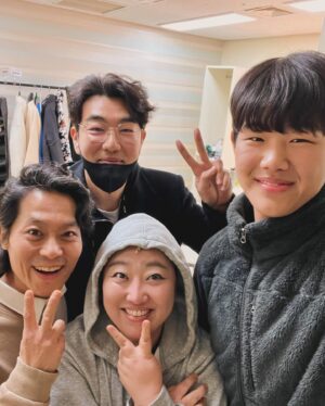 Park Jun-myun Instagram - 오늘 손님 무슨일이야…지난시즌 장발장 양준모,지난시즌 가브로쉬 태경이, 그리구 종혁이 오빠랑 아들 준수 (준수는 키가 192) #격세지감