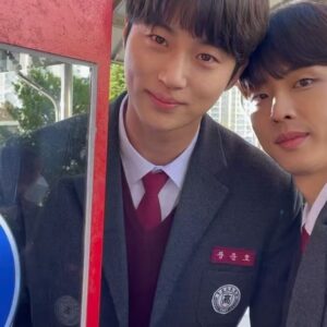 Park Jung-woo Instagram - .
21세기 박정우 & 20세기 백현진 (운호 HI)

#netflix #20세기소녀 #20thcenturygirl