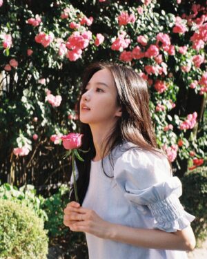 Park Jung-yeon Instagram - 🌹🤍
여름시작

@salt_ent