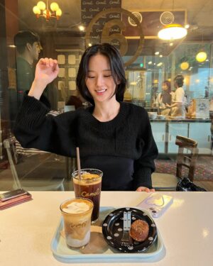 Park Jung-yeon Instagram - 생일 축하해주셔서 감사합니다!🎂🍬