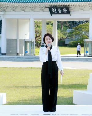Park Kyeong-rim Instagram - #보훈토크콘서트 #국가보훈부승격1주년 #일상속살아있는보훈 #모두보훈 #jtbc 
#박경림진행 #박경림사회 #진행 #사회 #mc #패셔니스타 #fashionista #박경림 #ParkKyeongrim #朴京林
#블라우스 #루그너 @lugner_official
#팬츠 #르니앤맥코이 @lenicmall