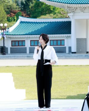 Park Kyeong-rim Instagram - #보훈토크콘서트 #국가보훈부승격1주년 #일상속살아있는보훈 #모두보훈 #jtbc 
#박경림진행 #박경림사회 #진행 #사회 #mc #패셔니스타 #fashionista #박경림 #ParkKyeongrim #朴京林
#블라우스 #루그너 @lugner_official
#팬츠 #르니앤맥코이 @lenicmall