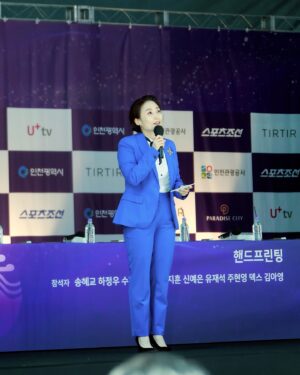 Park Kyeong-rim Instagram - #제3회청룡시리즈어워즈핸드프린팅 #BlueDragonSeriesAwards #송혜교 #SongHyekyo #수지 #BaeSuzy #하정우 #HaJungwoo #주현영 #JooHyunyoung #유재석 #YuJaeseok #임지연 #LimJiyeon #신예은 #ShinYeeun #박지훈 #ParkJihoon #김아영 #덱스
#박경림진행 #박경림사회 #진행 #사회 #mc #패셔니스타 #fashionista #박경림 #ParkKyeongrim #朴京林