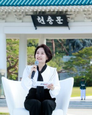 Park Kyeong-rim Instagram - #보훈토크콘서트 #국가보훈부승격1주년 #일상속살아있는보훈 #모두보훈 #jtbc 
#박경림진행 #박경림사회 #진행 #사회 #mc #패셔니스타 #fashionista #박경림 #ParkKyeongrim #朴京林
#블라우스 #루그너 @lugner_official
#팬츠 #르니앤맥코이 @lenicmall