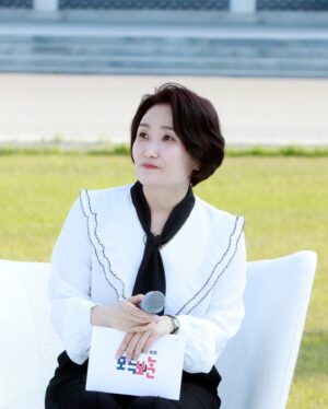 Park Kyeong-rim Instagram - #보훈토크콘서트 #국가보훈부승격1주년 #일상속살아있는보훈 #모두보훈 #jtbc 
#박경림진행 #박경림사회 #진행 #사회 #mc #패셔니스타 #fashionista #박경림 #ParkKyeongrim #朴京林
#블라우스 #루그너 @lugner_official
#팬츠 #르니앤맥코이 @lenicmall