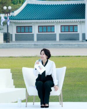 Park Kyeong-rim Instagram - #보훈토크콘서트 #국가보훈부승격1주년 #일상속살아있는보훈 #모두보훈 #jtbc 
#박경림진행 #박경림사회 #진행 #사회 #mc #패셔니스타 #fashionista #박경림 #ParkKyeongrim #朴京林
#블라우스 #루그너 @lugner_official
#팬츠 #르니앤맥코이 @lenicmall
