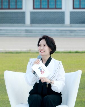 Park Kyeong-rim Instagram - #보훈토크콘서트 #국가보훈부승격1주년 #일상속살아있는보훈 #모두보훈 #jtbc 
#박경림진행 #박경림사회 #진행 #사회 #mc #패셔니스타 #fashionista #박경림 #ParkKyeongrim #朴京林
#블라우스 #루그너 @lugner_official
#팬츠 #르니앤맥코이 @lenicmall