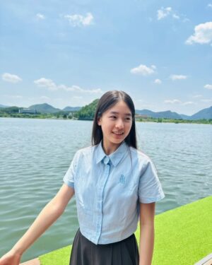 Park Seo-Kyung Instagram - 날씨가 다 했다 ☀️
#춘천 #선상까페 #예쁘다💕 
.
.
.
#옷도예쁘다🩵💙
#바이얼민스 @byallmins_official