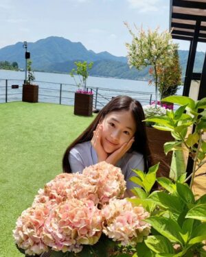 Park Seo-Kyung Instagram - 날씨가 다 했다 ☀️
#춘천 #선상까페 #예쁘다💕 
.
.
.
#옷도예쁘다🩵💙
#바이얼민스 @byallmins_official
