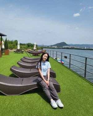 Park Seo-Kyung Instagram - 날씨가 다 했다 ☀️
#춘천 #선상까페 #예쁘다💕 
.
.
.
#옷도예쁘다🩵💙
#바이얼민스 @byallmins_official