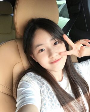 Park Seo-Kyung Instagram - 셀카 찰칵~📸
.
.
#봄이다🌸 #happyweekend
#박서경 #이동중셀카