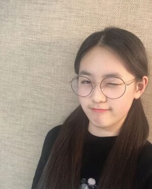 Park Seo-Kyung Instagram - .
양갈래 안경= 똘똘이 스머프 or 똑똑박사 에디 or 성시경? 
뭐 대충 그런 컨셉~👩‍🏫

.
.
#시력은좋아요
#그저안경이쓰고싶었대요
#다들한번씩그런적있잖아요ㅋㅋ