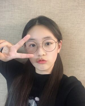 Park Seo-Kyung Instagram - .
양갈래 안경= 똘똘이 스머프 or 똑똑박사 에디 or 성시경? 
뭐 대충 그런 컨셉~👩‍🏫

.
.
#시력은좋아요
#그저안경이쓰고싶었대요
#다들한번씩그런적있잖아요ㅋㅋ