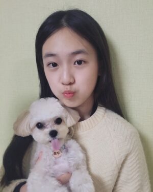 Park Seo-Kyung Instagram - 메롱😛 뽀뽀💋
너 누가 그렇게 귀여우래🐶
.
.
#언니껌딱지 #호두