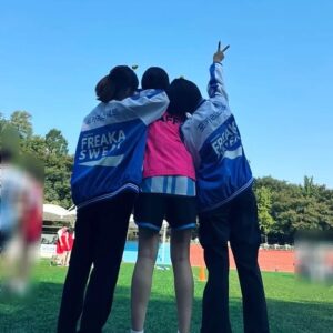 Park Seo-Kyung Instagram - 체육대회의 꽃은 반티👕
.
.
#15살의#학교생활 #체육대회🏆🏃‍♀️ 
#병아리머리핀🐥 #포카리스웨트반티