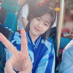Park Seo-Kyung Instagram - 체육대회의 꽃은 반티👕
.
.
#15살의#학교생활 #체육대회🏆🏃‍♀️ 
#병아리머리핀🐥 #포카리스웨트반티