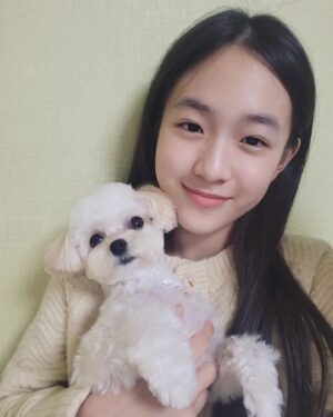 Park Seo-Kyung Instagram - 메롱😛 뽀뽀💋
너 누가 그렇게 귀여우래🐶
.
.
#언니껌딱지 #호두