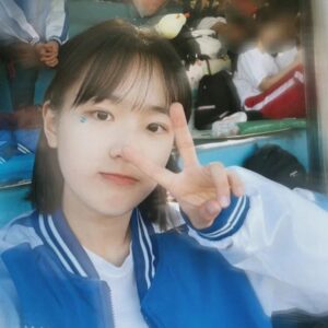 Park Seo-Kyung Instagram - 체육대회의 꽃은 반티👕
.
.
#15살의#학교생활 #체육대회🏆🏃‍♀️ 
#병아리머리핀🐥 #포카리스웨트반티