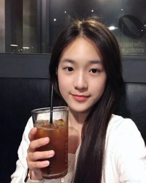 Park Seo-Kyung Instagram - .
커피아님주의~☕️
복숭아 아이스티🥤
.
.
#폭풍셀카찍는#사춘기소녀