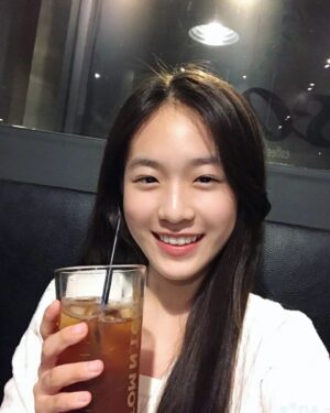 Park Seo-Kyung Instagram - .
커피아님주의~☕️
복숭아 아이스티🥤
.
.
#폭풍셀카찍는#사춘기소녀