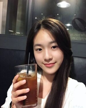 Park Seo-Kyung Instagram - .
커피아님주의~☕️
복숭아 아이스티🥤
.
.
#폭풍셀카찍는#사춘기소녀