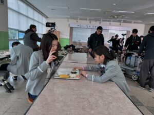 Park So-yi Instagram - 꽁냥꽁냥 고혜림 & 복이나
착하고 밝디밝은 수인이언니와❤️
.
#히어로는아닙니다만 
#theatypicalfamily