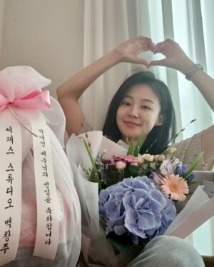 Park Ye-yeong Instagram - 내 생일은 8월22일이다
여러 형태의 축하를 받고서 행복을 곱씹다 잠들면 
어느 새 24절기 중 열네 번째인 처서가 시작되어있다

여름이 지나고 가을이 시작돼 더위가 그친다는 의미를 가진 절기
‘처서’

나의 별자리는 사자자리인데, 
어릴 때부터 별자리운세는 늘 맞는 거 같기도 아닌 거 같기도 하더니 혹 그 이유가 사자자리는 8월22일까지라 8월23일부터 시작되는 처녀자리와 기운이 섞인게 아닐까하는 허무맹랑한 (사실 엄청 확신하고 있음) 생각도 했다

사람들이 한참 더위로 지쳐있을 즈음에
여름 중 가장 시원한 여름이 나의 생일이란 걸 알았을 때 
안그래도 좋아했던 0822가 더 더 좋아졌었다 

이런 완벽한 날에 나를 낳아준 엄마에게 고마워
이런 완벽한 날을 내 생일로 만들어 주느라
엄마는 제일 무더울 때 제일 몸이 무거웠겠구나 

생일초를 불 때도
별똥별을 볼 때도
보름달 아래서도 
내 소원은 늘 같아요

내가 사랑하는 모두와 함께 
아프지 않고 오래오래 행복하게 해주세요 

아프지 않고
오래오래 !