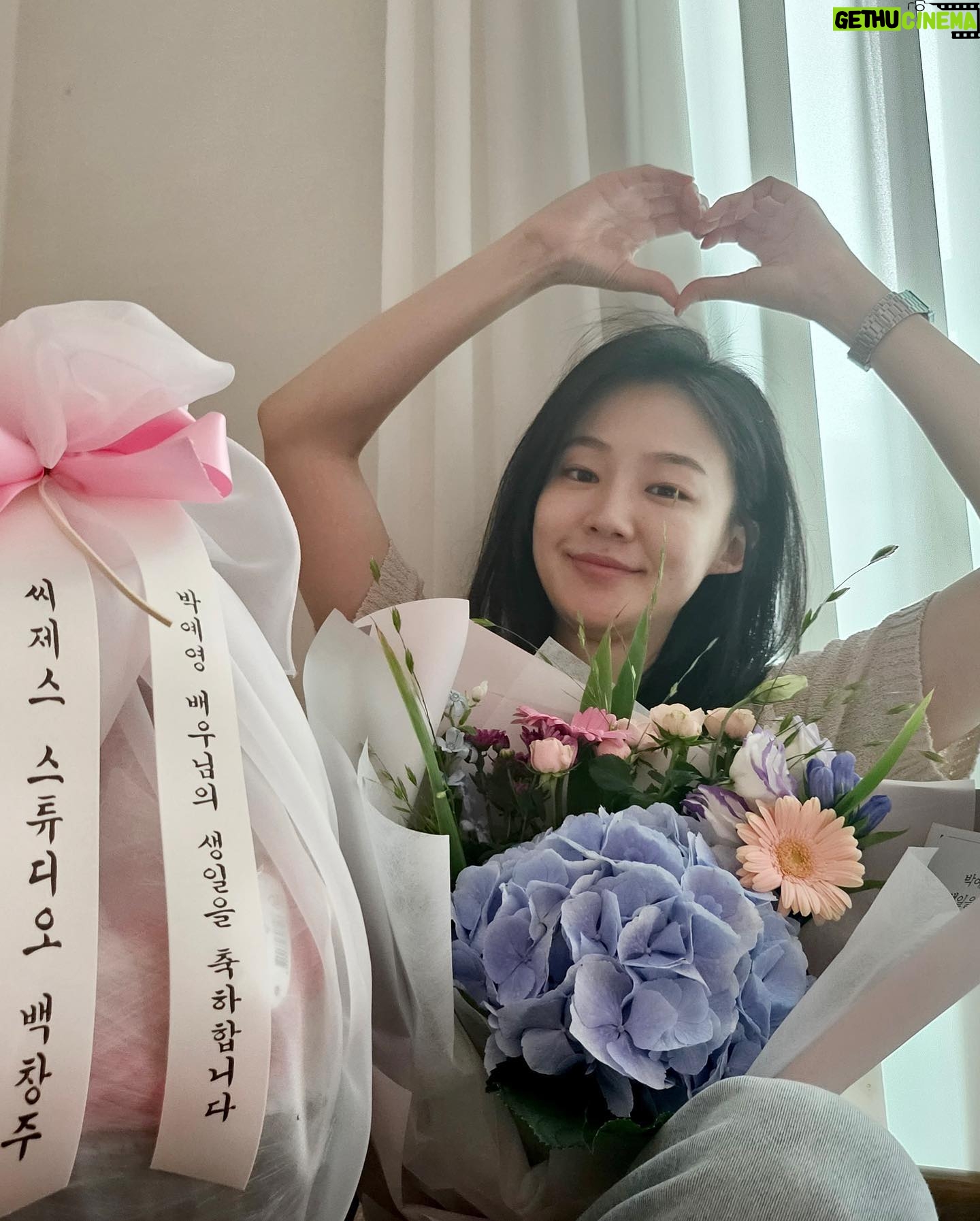 Park Ye-yeong - 4K Likes - 내 생일은 8월22일이다
여러 형태의 축하를 받고서 행복을 곱씹다 잠들면
어느 새 24절기 중 열네 번째인 처서가 시작되어있다
여름이 지나고 가을이 시작돼 더위가 그친다는 의미를 가진 절기
‘처서’
나의 별자리는 사자자리인데,
어릴 때부터 별자리운세는 늘 맞는 거 같기도 아닌 거 같기도 하더니 혹 그 이유가 사자자리는 8월22일까지라 8월23일부터 시작되는 처녀자리와 기운이 섞인게 아닐까하는 허무맹랑한 (사실 엄청 확신하고 있음) 생각도 했다
사람들이 한참 더위로 지쳐있을 즈음에
여름 중 가장 시원한 여름이 나의 생일이란 걸 알았을 때
안그래도 좋아했던 0822가 더 더 좋아졌었다
이런 완벽한 날에 나를 낳아준 엄마에게 고마워
이런 완벽한 날을 내 생일로 만들어 주느라
엄마는 제일 무더울 때 제일 몸이 무거웠겠구나
생일초를 불 때도
별똥별을 볼 때도
보름달 아래서도
내 소원은 늘 같아요
내가 사랑하는 모두와 함께
아프지 않고 오래오래 행복하게 해주세요
아프지 않고
오래오래 !