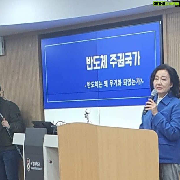 Park Young-sun - 223 Likes - 지난여름 정병국 전 문화체육부 장관께서 미국으로 연락을 주셨습니다. “청년정치학교를 운영하고 있는데 그곳의 청년들이 박장관 강의를 듣고 싶어하니 올해 마지막 강의를 요청 한다.”는 내용 이었습니다.
사단법인 청정(이사장 이윤환)은 2017년부터 시작한 시민정치 교양프로그램인 청년정치학교(교장 정병국, 교감 김세연)의 존속을 위해 졸업생 동문들이 주축이 되어 설립한 비영리사단법인으로, 지금은 청년정치학교 외에도 다양한 교육 사업을 운영하고 있다고 하네요.
그 가운데 청년정치대학원은 선공후사의 정신을 바탕으로 청년들에게 건전하고 성숙한 시민의식을 함양하고 역량을 개발하게 함으로써, 소명의식을 지닌 지도자 양성을 목적으로 하는 과정이라고 합니다
오는 11월 27일 월요일 저녁 청년정치대학원에서 특강을 합니다.
일시: 11월 27일(월) 19시 30분
장소: 캠퍼스디 서울 (서울특별시 영등포구 양평로21길 20)
주제: 반도체 주권국가