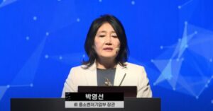 Park Young-sun Instagram - [SBS Biz 포럼] 박영선 전 장관 ”오픈 플랫폼 통해 AI 위기 극복해야“

박영선 전 중소벤처기업부 장관이 오늘(12일) ”오픈 플랫폼을 통해서 AI(인공지능) 위기를 극복해 나가야 한다“고 말했습니다.

이날 ’2024 SBS Biz 포럼‘ 연사로 나선 박 전 장관은 ”AI와 반도체는 국가 간 전쟁이다. 어느 한 기업의 독주로만 될 수 있는 것이 아니기 때문에 ’AI·반도체 국가 위원회‘ 등을 만들어서 국민과 소통하는, 개방적인 정책을 펼쳐야 한다“면서 이같이 밝혔습니다.

SBS Biz는 이날 서울 중구 소공동 웨스틴조선호텔에서 ’AI hi, 당신의 삶은 안녕하신가요?‘라는 주제로 포럼을 개최했습니다.

박 전 장관은 ”스마트폰 시대까지는 대한민국을 대표하는 기업이 있었다“면서 ”그런데 AI 시대에 대한민국을 대표하는 새로운 기업이 어디 있는가. 여기에 우리의 딜레마가 있다“고 말했습니다.

이어 ”어느 회사가 ’내 손 안의 AI‘를 가장 먼저 만들어서 소비자에게 다가갈 것이냐, 이것이 승부의 요인“이라고 덧붙였습니다.

아울러 박 전 장관은 ”소프트웨어 개발, 지적재산권, 도메인 등 세 가지 분야에 더 많은 부가가치를 부여하고 정책도 이쪽으로 깊이 있게 가야 한다“고 강조했습니다.

용인 반도체 클러스터에 대한 의견도 밝혔습니다.

박 전 장관은 ”대한민국 정부가 용인 클러스터를 발표했는데 사람(인력) 문제는 수월하게 해결할 수 있다. 하지만 물과 전기 문제를 해결하지 못하면 이 사업이 과연 잘 된 것이냐 하는 비판이 끊임없이 나올 수 있다“고 언급했습니다.

이날 포럼은 오는 15일 오전 10시 SBS Biz 채널에서 방송됩니다.

https://n.news.naver.com/article/374/0000387628?sid=101