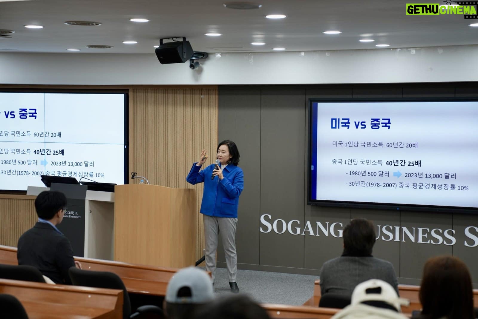 Park Young-sun - 218 Likes - 박영선 전 장관 "반도체 경쟁력이 무기화 되는 시대, 한국도 국가 차원의 청사진 그려야"
——-
"반도체는 국가 산업과 경제력, 군사력의 핵심입니다. 글로벌 패권 경쟁에서 밀리지 않기 위해 한국도 국가 차원의 반도체 프로젝트 논의가 시급합니다."
21일 박영선 전 중소벤처기업부 장관은 서울 마포구 서강대학교에서 특별 강연을 열고 이같이 밝혔다. 이날 박 전 장관은 '"반도체 주권국가" - 반도체는 왜 무기화 되었나?'를 주제로 강연을 펼쳤다. 박 전 장관은 현재 서강대 경영전문대학원 초빙교수이자 미국 전략국제문제연구소(CSIS) 수석고문, 하버드대 케네디스쿨 선임연구원으로 활동 중이다.
박 전 장관은 이날 강연에서 디지털 시대 핵심인 반도체의 전략 무기화에 대한 역사를 짚어보고, 미·중 갈등 속 대한민국 위치와 미래를 살펴보는 시간을 가졌다.
박 전 장관은 최근의 글로벌 무력 충돌과 미·중 패권 경쟁 등이 심화하는 모습을 지적하며 그 중심에는 반도체가 있다고 설명했다. 그는 "반도체 기술을 지배하는 자가 결국 산업과 경제력, 군사력을 지배하게 된다"며 "미·중 패권 경쟁의 핵심이 반도체인 것도 결국 이 같은 이유"라고 말했다.
반도체 무기화의 시작은 과거 베트남전으로 거슬러 올라간다. 당시 미군이 베트남에 투하한 폭탄은 86만4000톤에 달했으나 명중률은 9.2%에 불과했다. 이후 '맨해튼 프로젝트', 'DARPA(Defense Advanced Research Projects Agency) 프로젝트' 등 고도화된 반도체 연산 기술 개발에 매진한 미국은 정밀하게 위치를 분석하고 타격할 수 있는 반도체 기술 개발에 매진했다. 이후 걸프전에서 AIM-7 공대공 미사일 명중률을 59.1%로 끌어올렸다.
박 전 장관은 과거와 달리 글로벌 경제가 건설적 관여정책(Constructive Engagement)에 따라 유기적으로 연결된 만큼 반도체 패권 경쟁은 간단히 해결될 수 없을 것이라 진단했다. 또한 각 국가가 반도체 기술력의 중요성을 인지하고 국가 차원의 지원을 쏟아붓고 있는 만큼 한국도 이에 대한 청사진을 그려나가야 한다고 설명했다.
박 전 장관은 "현재 글로벌 반도체 시장은 일종의 '팀 스포츠' 형태를 띠고 있다. 미국이 설계·지식재산권을 담당하고, 한국과 대만·중국·싱가포르가 제조·패키징을, 일본·유럽 등이 소재·부품·장비를 담당하는 식"이라며 "한국이 이 같은 글로벌 반도체 공급망에서 중요한 위치를 차지하고 패권을 유지하기 위해서는 정부와 민간기업들의 미래 프로젝트 논의가 절실하다"고 강조했다. / 아주경제 김진희 기자