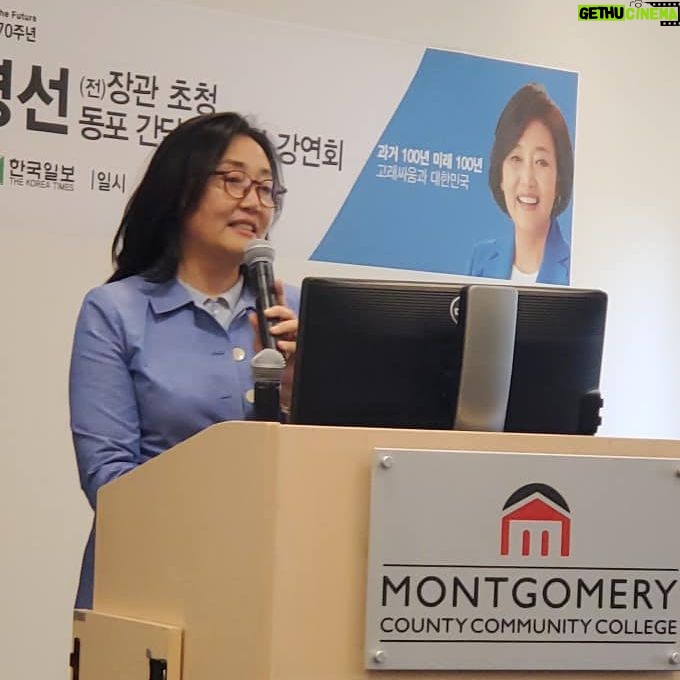Park Young-sun - 141 Likes - ‘이제는 강대국과 수평적 관계 정립할 때’
박영선 전 중소벤처기업부 장관 초청 필라델피아 동포 간담회 및 특별 강연이 지난 19일 몽고메리커뮤미티칼리지 칼리지홀에서 개최됐다.
한미동맹 70주년을 맞아 한국일보 필라델피아 주최로 열린 이날 강연회에는 필라델피아,남부뉴저지,중앙펜실베니아 지역 한인 지도자 및 일반 시민 100여명이 자리를 함께 했다.
이날 강연회에서 박 전 장관은 ‘과거 백년 미래 백년, 고래싸움과 대한민국’ 이라는 제목으로 한미관계의 과거를 진단하고 미,중 강대국 사이에서 대한민국이 나아갈 미래의 비전을 제시했다.
박 전 장관은 강대국과 약소국을 고래와 새우에 비유하며 “과거 새우에 불과하던 대한민국은 한미동맹 70주년을 맞은 오늘날 강대국들과 어깨를 나란히 하는 고래 반열에 들어섰다” 라며 “그러면서도 미국과 중국 이라는 초강대국 사이에서 어느 편에서도 수직적 관계가 아닌 수평적 관계를 형성하며 국익에 우선할 수 있도록 국력을 집중 해야 할 것”이라고 강조했다.
이어 스마트 폰, 챗 GPT 등을 예로 들며 “첨단기술이 세상을 바꾸고 있다. 대한민국은 첨단 산업기술 개발에 아낌없는 지원을 통해 앞으로 향후 100년을 이끌어 갈 수 있는 건강한 고래로 우뚝 설 수 있을 것”이라며 벤처산업의 수장으로 대한민국을 이끌었던 면모를 보여주었다.
박영선 전 장관은 방송기자와 앵커 경력으로 다진 대중적 인지도를 기반으로 제17대 국회의원에 당선 된 이래 내리 3선에 성공한 유력 여성 정치인이다.
2014년 5월 새정치민주연합의 원내대표로 당선, 교섭단체 원내대표 중 최초의 여성 원내대표가 되었으며 2019년 4월 문재인 정부에서 제2대 중소벤처기업부 장관을 역임한 바 있다.
현재 보스턴 하버드 대학 공공정책 전문 대학원인 케네디 스쿨의 선임 연구원으로 미국에 체류중이다.
조인영 기자
‘이제는 강대국과 수평적 관계 정립할 때' - 한국일보 필라델피아 https://koreatimesphila.com/now-its-time-to-establish-a-horizontal-relationship-with-a-great-power/