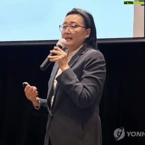 Park Young-sun - 134 Likes - 광주 온 박영선 "AI서 미래 먹거리 찾아야"…정치 언급 없어
광주=연합뉴스) 장아름 기자 = 박영선 전 중소기업벤처부 장관은 10일 "미래에는 전문 분야별로 AI 에이전트(인공지능 중개인)가 발달할 것"이라고 말했다.
박 전 장관은 이날 광주 홀리데이인호텔에서 열린 광주경영자총협회의 금요조찬포럼에서 '반도체 주권국가 그리고 AI 에이전트 시대'를 주제로 강연했다.
그는 "AI 에이전트가 데이터를 수집해 수요자와 공급자를 연결하고 정보 제공과 사전 협상까지 수행할 수 있다"며 "의료 등 전문 분야부터 농수축산물 직거래에도 적용할 수 있다"고 설명했다.
이어 "국가 AI 데이터센터를 보유한 광주가 프리미엄을 가지고 있고 광주의 미래 먹거리가 될 것"이라고 강조했다.
또 패권 국가들의 동력 중 하나로 첨단 신기술 지배를 꼽으면서 "미국 패권화와 소련 몰락의 이면에는 반도체 기술의 역할이 있었다"며 "걸프전은 미국 반도체 투자의 가장 큰 성과"라고 분석했다.
다만 "미국은 자유무역주의를 하면 더 성장할 것이라고 예상했지만 오히려 중국 시장이 더 커져 트럼프 정부부터 보호무역주의로 돌아섰다고 봐야 한다"며 "그럼에도 우리 정부는 자유무역주의 기반 정책을 계속 펼치고 있다"고 우려했다.
박 장관은 이날 강연에서 정치 관련 언급은 하지 않았으며, 강연 후에는 포럼을 공동 주관한 광주경제진흥상생일자리재단, 지역 소상공인단체 관계자들과 간담회를 갖고 사업 디지털 전환 전략 등을 논의했다.
areum@yna.co.kr
장아름(areum@yna.co.kr)