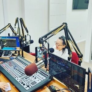Park Young-sun Instagram - 뉴욕 K-Radio 에서 “과거 100년, 미래 100년 - 고래싸움과 대한민국” 강연후 인터뷰를 앞으로 뉴욕 동부시간 매주 목요일 오전에 8주간 방송합니다. 

뉴욕시간으로 1회분은 벌써 방송되었고 오늘밤 재방송이(뉴욕시간 저녁 9시 40분) 나가는데 그것이 한국시간 금요일 아침 10시 40분이라고 하네요. 

한국에서 들으시는 방법은 K -Radio am 1660 엡을 까시거나 웹사잇으로 들어가시면 된다고 합니다. 

씩씩한듯 하면서도 정감있고 멋진 김경주진행자의 열정에 끌려 맨하탄 32번가 스튜디오에서 장장 약 3시간을 녹음했습니다. 

녹음 끝나고 3시간씩 한 것이 미안했는지 김경주진행자와 남편까지 오셔서 ‘상하이몽’식당에서 짜장면과 짬뽕를 사주셨어요. 식당주인께서는 탕수육을 서비스로 주시고요.

많이 청취해 주세요. ~ 

박영선 전 장관 뉴욕 K-Radio am1660 출연
(진행 김경주)

매주 목요일
미 동부시간 9:40am & 9:40pm
한국 목10:40pm & 금10:40am

청취방법
라디오: am1660
앱: K-Radio am1660
웹사잇: www.am1660.com