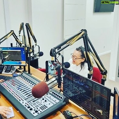Park Young-sun - 158 Likes - 뉴욕 K-Radio 에서 “과거 100년, 미래 100년 - 고래싸움과 대한민국” 강연후 인터뷰를 앞으로 뉴욕 동부시간 매주 목요일 오전에 8주간 방송합니다.
뉴욕시간으로 1회분은 벌써 방송되었고 오늘밤 재방송이(뉴욕시간 저녁 9시 40분) 나가는데 그것이 한국시간 금요일 아침 10시 40분이라고 하네요.
한국에서 들으시는 방법은 K -Radio am 1660 엡을 까시거나 웹사잇으로 들어가시면 된다고 합니다.
씩씩한듯 하면서도 정감있고 멋진 김경주진행자의 열정에 끌려 맨하탄 32번가 스튜디오에서 장장 약 3시간을 녹음했습니다.
녹음 끝나고 3시간씩 한 것이 미안했는지 김경주진행자와 남편까지 오셔서 ‘상하이몽’식당에서 짜장면과 짬뽕를 사주셨어요. 식당주인께서는 탕수육을 서비스로 주시고요.
많이 청취해 주세요. ~
박영선 전 장관 뉴욕 K-Radio am1660 출연
(진행 김경주)
매주 목요일
미 동부시간 9:40am & 9:40pm
한국 목10:40pm & 금10:40am
청취방법
라디오: am1660
앱: K-Radio am1660
웹사잇: www.am1660.com
