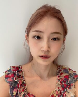 Park Yu-rim Instagram - 나 오늘 헉 어제구나 ㅠ  1시라니 아무튼 반나절을 음악과 함께 했는데 나도 운전하면서 좋아하는 노래 실컷 듣고 어떤 작은 해방을 느꼈는데 아빠가 이제 초보운전 떼라는데.. 난 저게 없음 안되는데.. 내 자신감의 원천은 바로 저건데.. 비 오는 날에도 잘 보이라고  코팅까지 했는데 그리고 초보운전자 만나서 기분 상하지 말라구 귀여운 스티커로 꾸몄는데.. 좋아하게 된 카페에 가서 맛있는 커피도 마시고 영양 주사도 맞고 색이 너무 예뻐 난 내일 무슨 색일까 일사천리 기분이 좋고 아싸라비아 콜롬비아 맞아 나 콜롬비아 디카페인 원두를 시켰어 이제 커피를 줄여볼까 해서 하하 할 수 있을까 뭐든 할 수 있다고 생각하면 다 된다. 하지만 난 커피 사랑해 사랑하는 건 끊을 수 없어 그래 운전하면서 무한한 건 끝없는 빛과 까마득한 어둠 그리고 사랑 이구나 생각하면서 오늘 저녁은 콩국수다 만두까지 완벽한 하루 끝 아니야 아직 끝 아니야 얼마 전 나름의 팬미팅 다녀왔는데 인사이드아웃2 사실 난 슬픔이 팬이야 ㅜ 으앙아 정말 마지막으로 희서 언니 말대로 마지막 주는 그 어느 때보다 신나고 즐거울 거야  신나 !! 지금 신나면 곤란한데..자야 할 시간에..