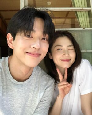 Park Yu-rim Instagram - 나 오늘 헉 어제구나 ㅠ  1시라니 아무튼 반나절을 음악과 함께 했는데 나도 운전하면서 좋아하는 노래 실컷 듣고 어떤 작은 해방을 느꼈는데 아빠가 이제 초보운전 떼라는데.. 난 저게 없음 안되는데.. 내 자신감의 원천은 바로 저건데.. 비 오는 날에도 잘 보이라고  코팅까지 했는데 그리고 초보운전자 만나서 기분 상하지 말라구 귀여운 스티커로 꾸몄는데.. 좋아하게 된 카페에 가서 맛있는 커피도 마시고 영양 주사도 맞고 색이 너무 예뻐 난 내일 무슨 색일까 일사천리 기분이 좋고 아싸라비아 콜롬비아 맞아 나 콜롬비아 디카페인 원두를 시켰어 이제 커피를 줄여볼까 해서 하하 할 수 있을까 뭐든 할 수 있다고 생각하면 다 된다. 하지만 난 커피 사랑해 사랑하는 건 끊을 수 없어 그래 운전하면서 무한한 건 끝없는 빛과 까마득한 어둠 그리고 사랑 이구나 생각하면서 오늘 저녁은 콩국수다 만두까지 완벽한 하루 끝 아니야 아직 끝 아니야 얼마 전 나름의 팬미팅 다녀왔는데 인사이드아웃2 사실 난 슬픔이 팬이야 ㅜ 으앙아 정말 마지막으로 희서 언니 말대로 마지막 주는 그 어느 때보다 신나고 즐거울 거야  신나 !! 지금 신나면 곤란한데..자야 할 시간에..