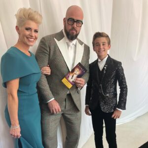 Parker Bates Instagram - From the carpet...@televisionacademy #emmys Having a blast and celebrating with the fam!  @nbcthisisus #littlekevin🖤🖤🖤🖤🖤🖤🖤🖤🖤🖤🖤🖤Stay tuned!
@dsquared2 @styledbylmc @stevemadden @brooksbrothers @lyft #giftfromlyft✌🏻🚙